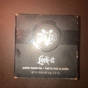 KAT VON D LOCK IT powder foundation deep 205